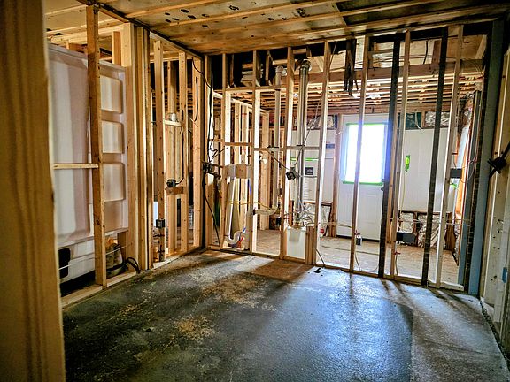 5th image of 214 Charlotte St