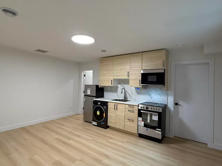 1536 Duthie Ave #4 — Photo 1