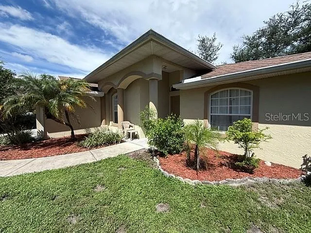 3 bed, 2.0 bath, 1581 sqft, $2,595 — Photo 1