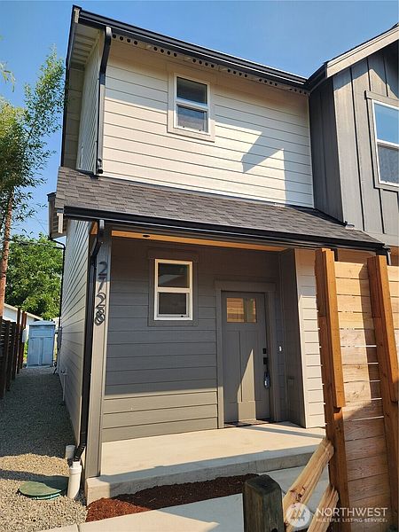 2nd image of 2728 Humboldt St.