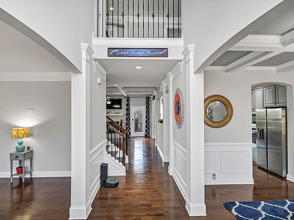 3rd image of 576 Maple Valley Loop