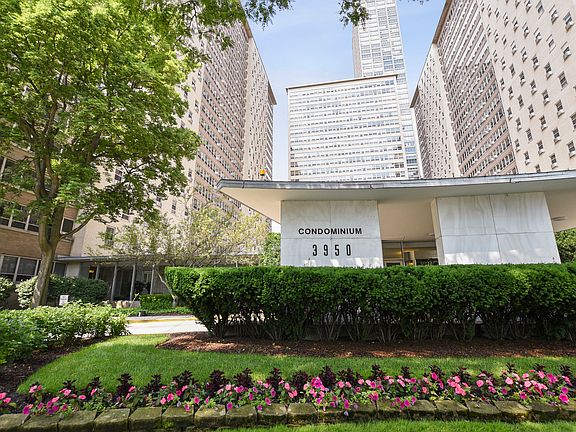 2nd image of 3950 N Lake Shore Dr APT 1514C