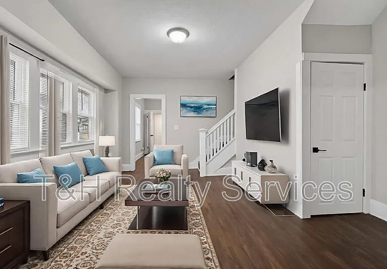 926 W 32nd St — Photo 6
