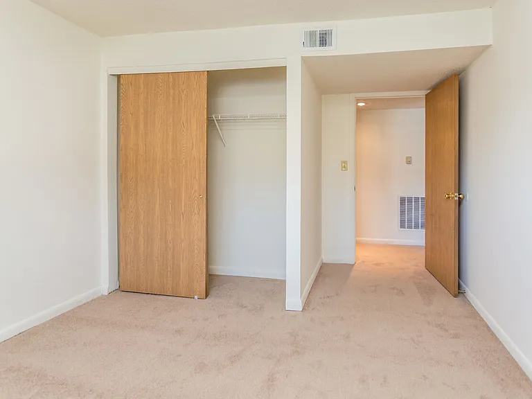 Oak Wood Apartments — Photo 6