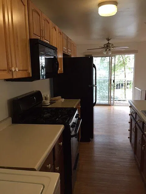 1247 Prairie Avenue — Photo 3