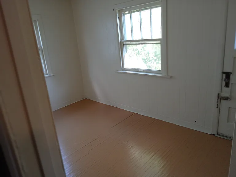 Bedroom 2 entry
