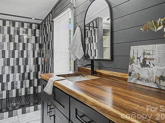 3rd image of 1011 Reed St