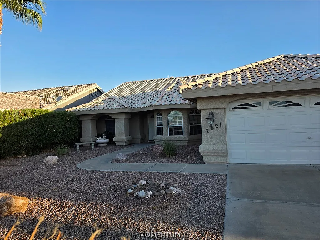3 bed, 2.0 bath, 1952 sqft, $2,000 — Photo 1