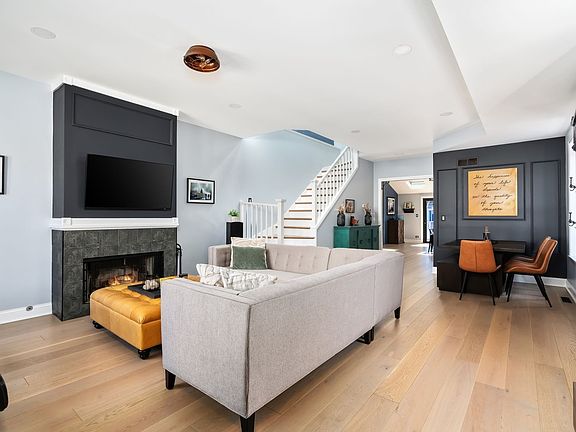 3rd image of 2047 W Homer St