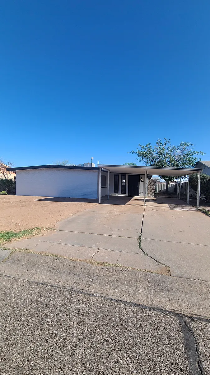 Building Photo - 1231 E Avila Ave
