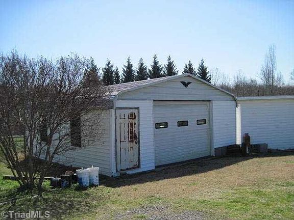 3rd image of 131 Aster Cir