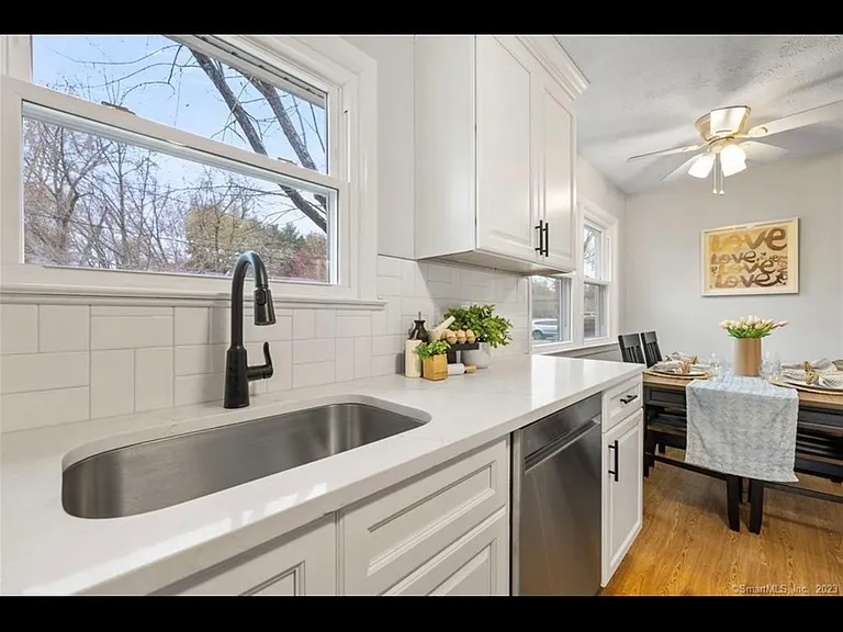 20 Manor Ln — Photo 3