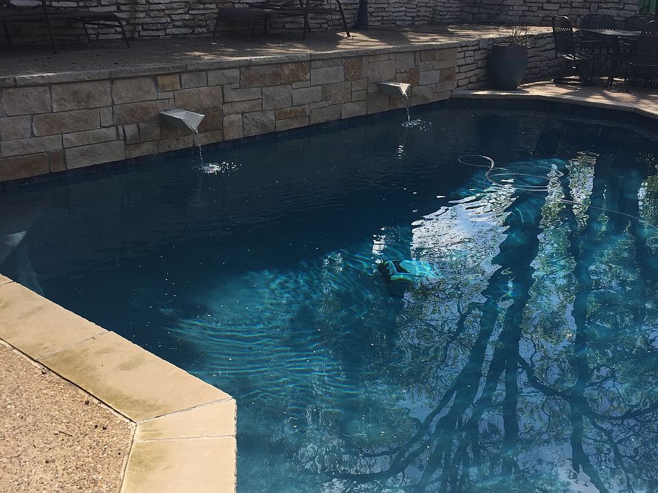 Water feature in pool 