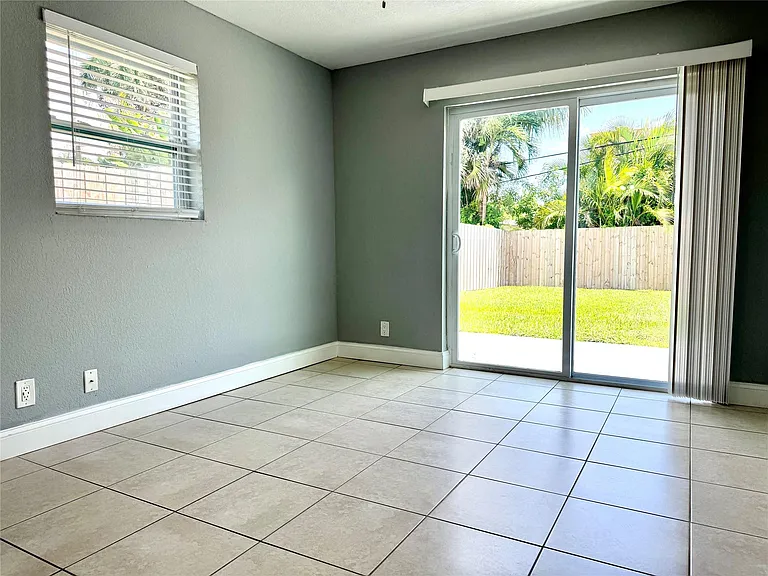 838 SW 14th St — Photo 17