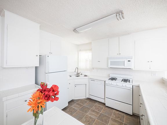 4th image of 6566 Fountain Ave #4703