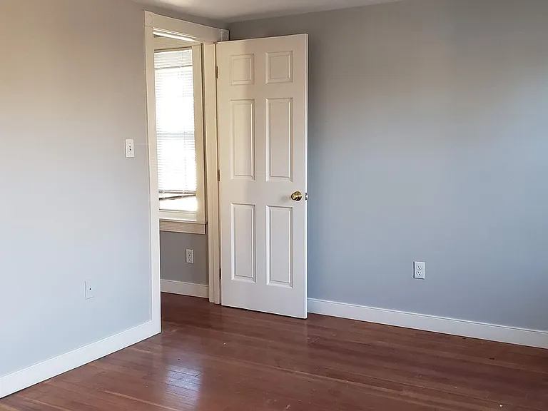 38 Strathmore Rd — Photo 8