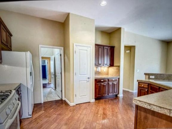 4th image of 4937 Dubonnet Dr