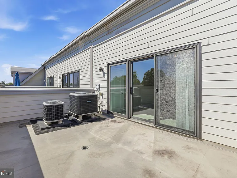 1100 S Edgewood St — Photo 53