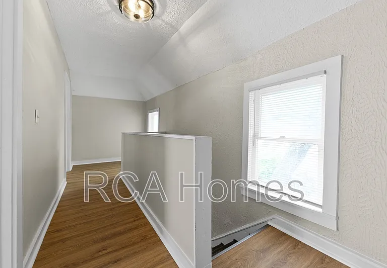 1441 E 11th St — Photo 7