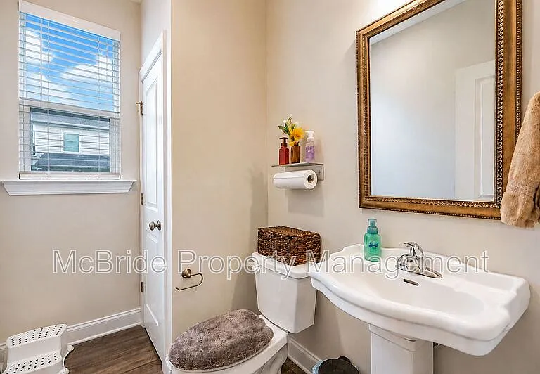 560 Hampton Dr — Photo 10