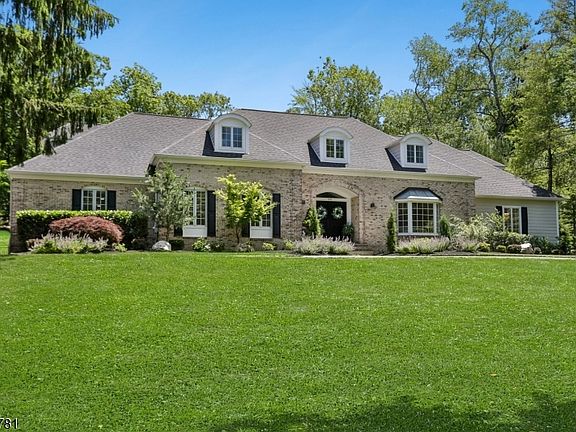 3rd image of 60 Nottingham Dr