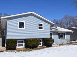 618 Oakwood Dr, Round Lake Beach, IL 60073