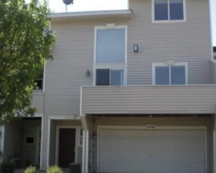 608 Kingfisher Ln #E — Photo 1