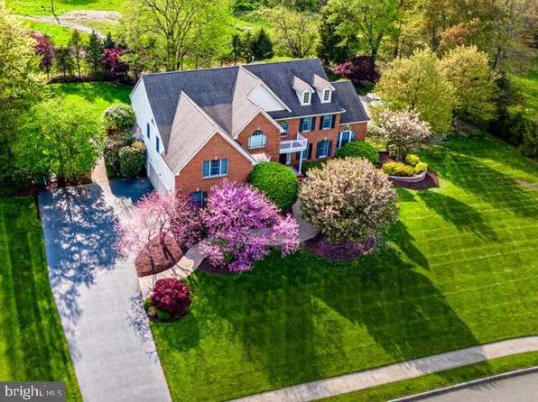 5 Erin Ct, Kendall Park, NJ 08824