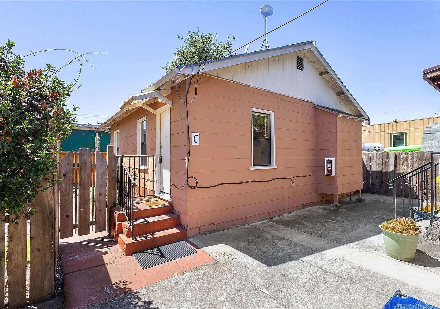 2510 Eagle Ave #C - 2 bedroom | 1 bath | Back Cottage — Photo 1