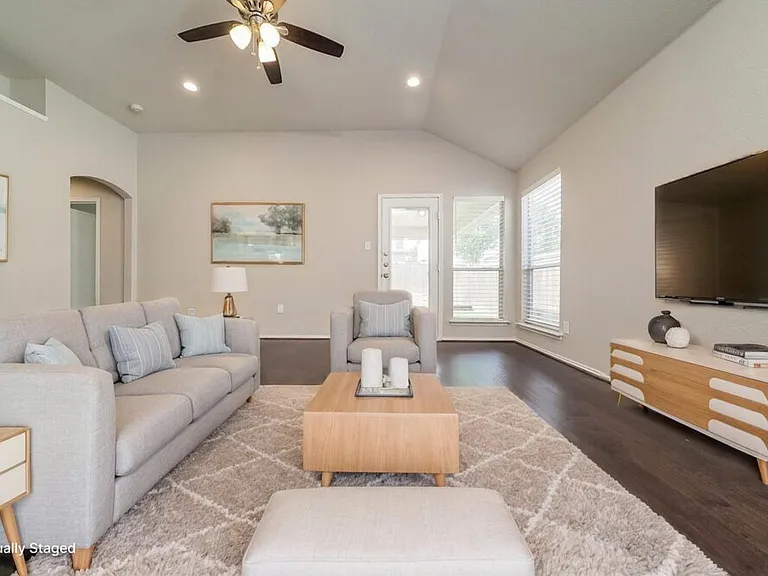 1005 Fort Apache Dr — Photo 3