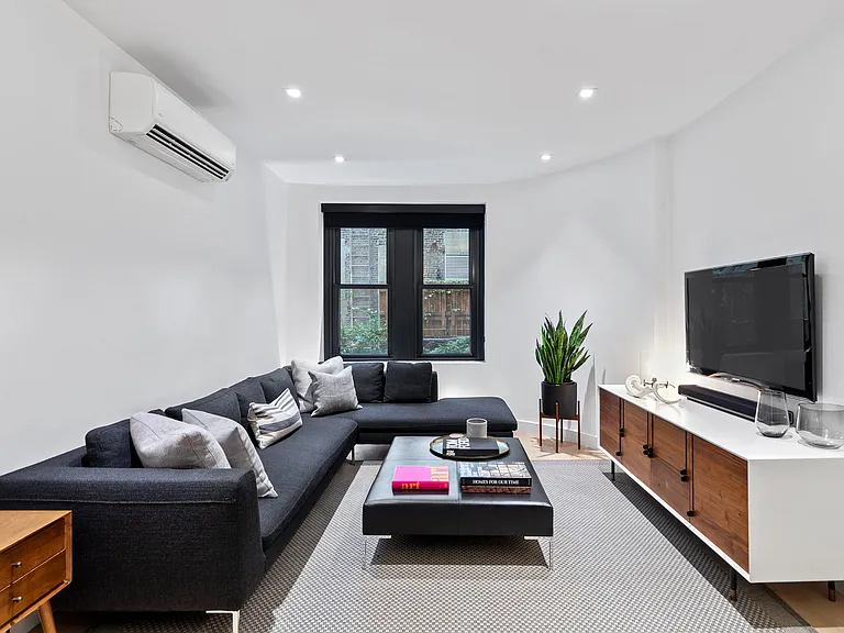 33 E 22nd St #1C — Photo 3
