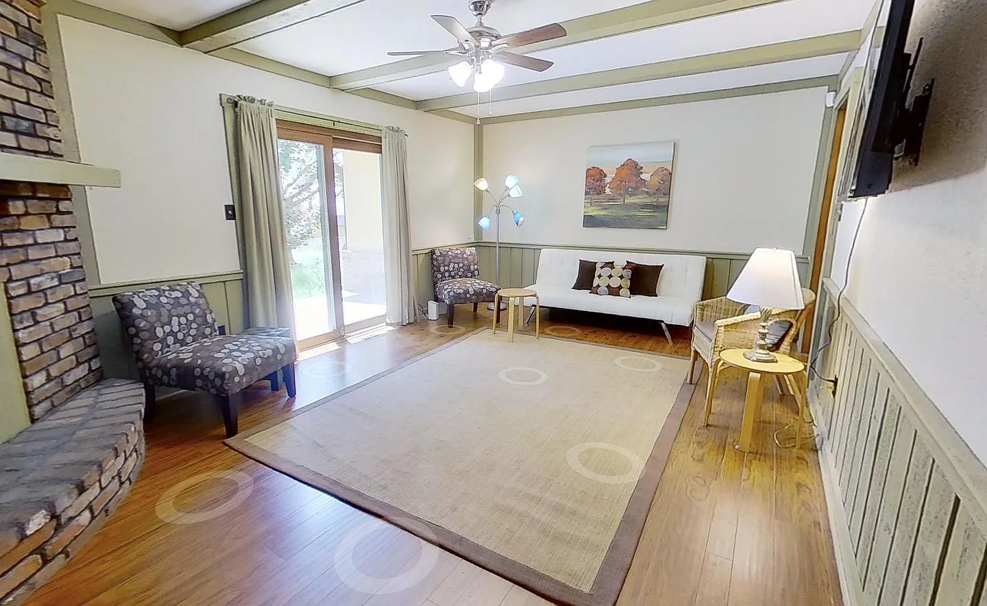 Vibrant Indianapolis haven with retro charm and contemporary updates — Photo 1