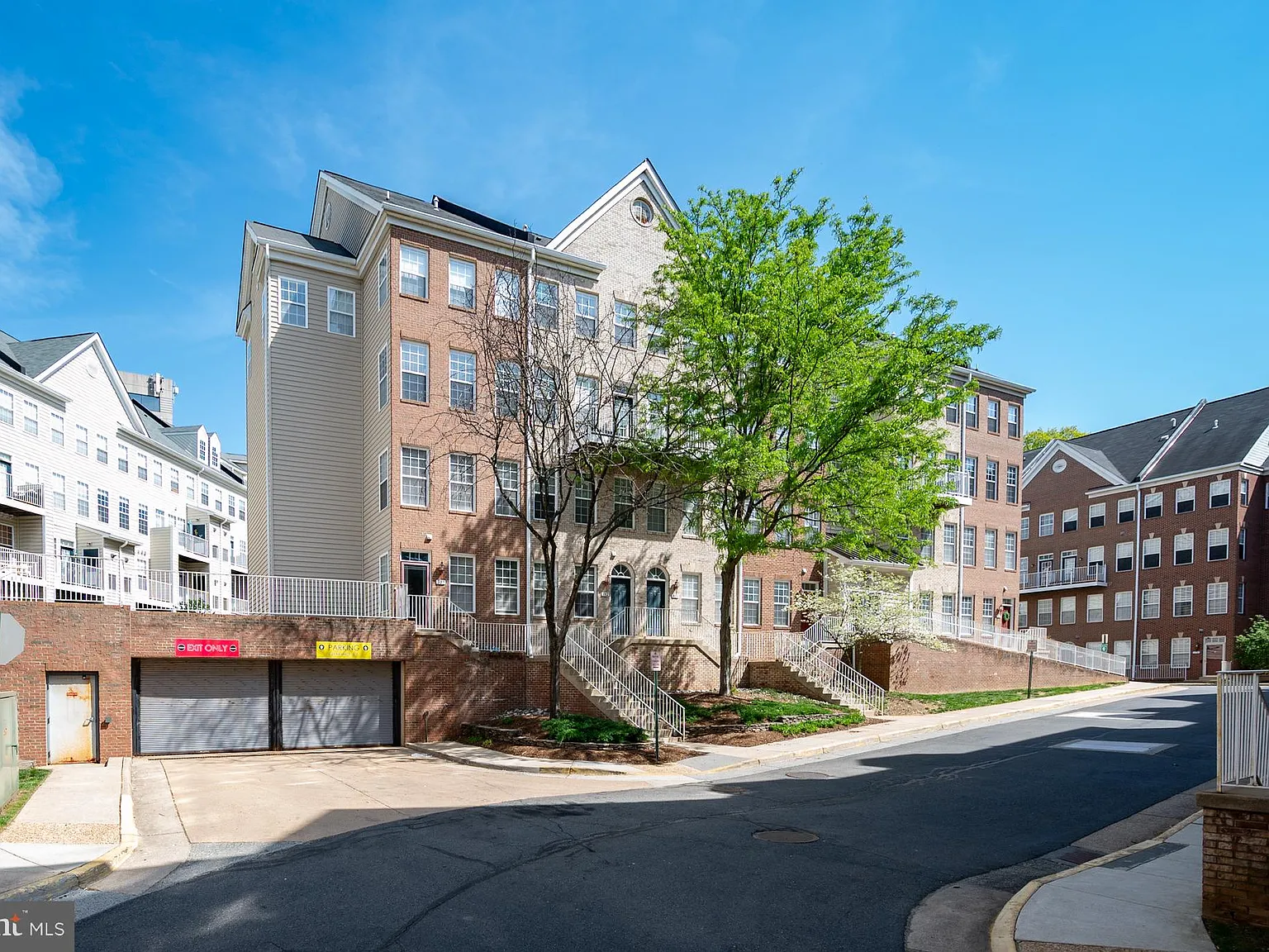 Westbriar Plaza Condo — Photo 4
