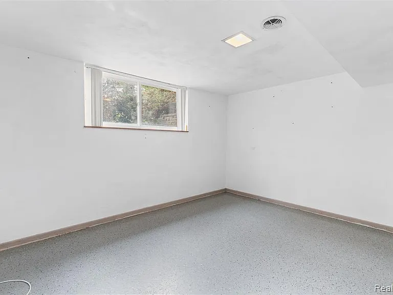 4966 Whispering Pine Ln — Photo 32