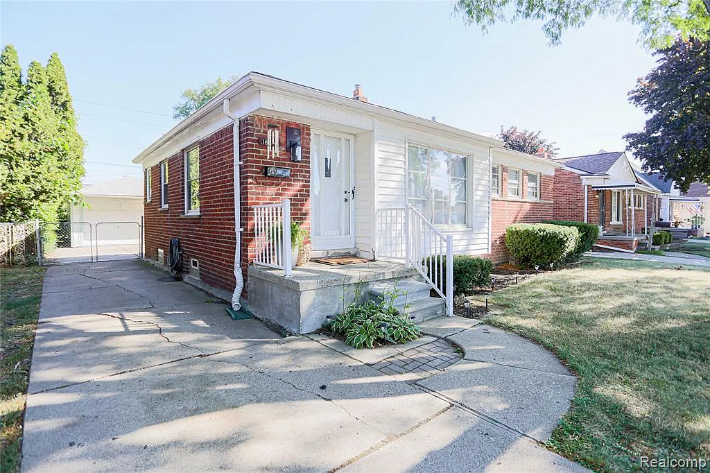 3 bed, 1.0 bath, 1800 sqft, $1,900 — Photo 4