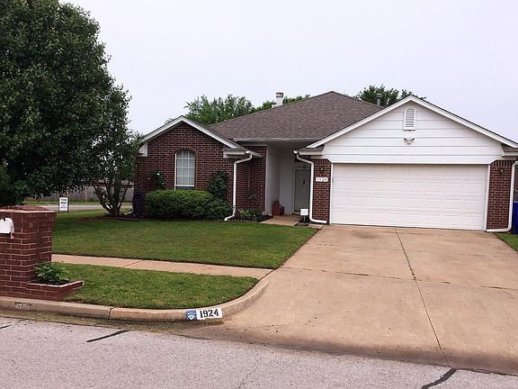 2nd image of 1924 Eastview Dr