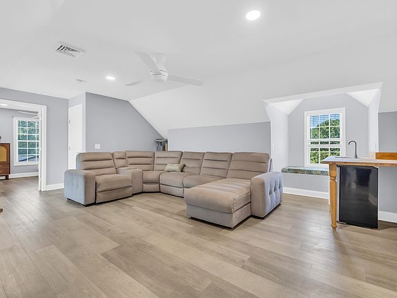 5th image of 381 Saint Ives Rd.