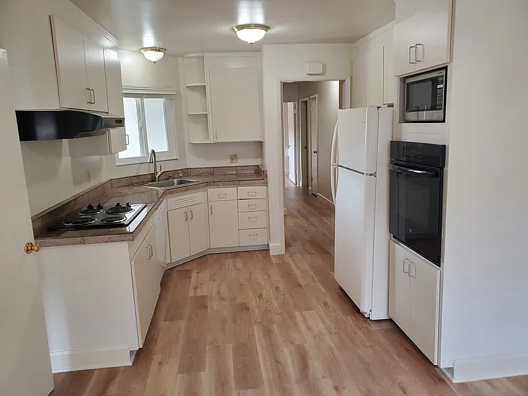 3343 Geneva Dr — Photo 2