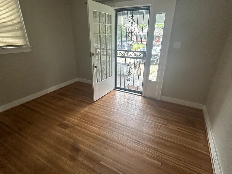 526 E Barbee Ave — Photo 3