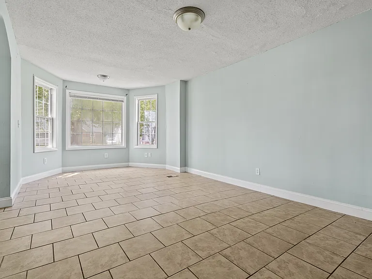 172 S Aiken Dr — Photo 5