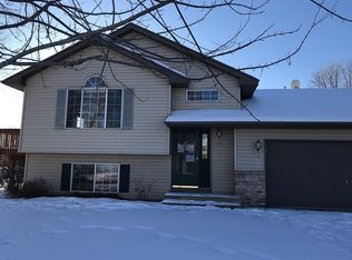 7489 Wellington Dr, North Branch, MN 55056
