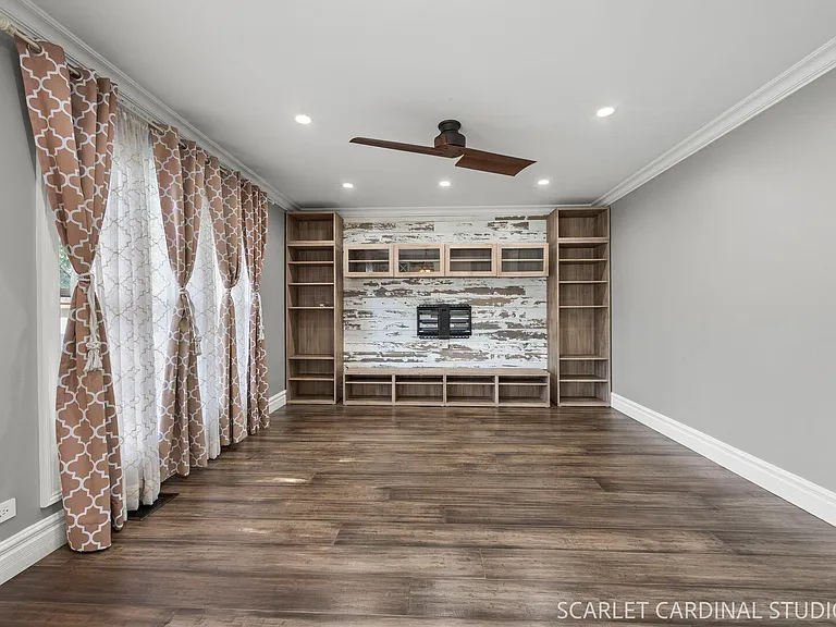 309 Newport Ln — Photo 3