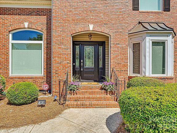 3rd image of 14938 Hawick Manor Ln