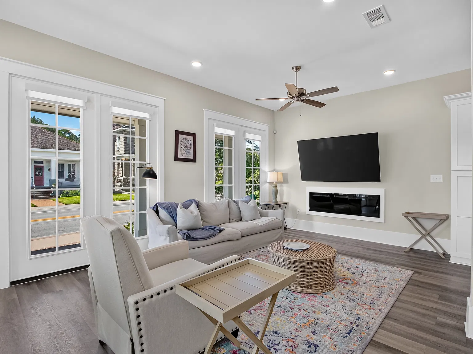 546 Howard Ave — Photo 4