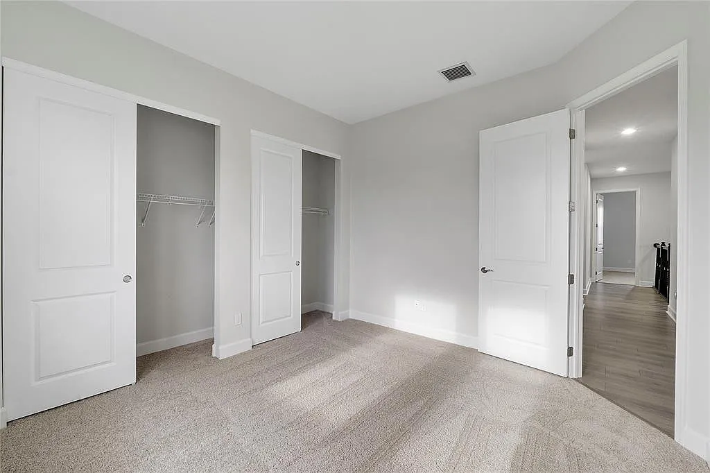 5 bed, 4.5 bath, 3979 sqft, $4,500 — Photo 3