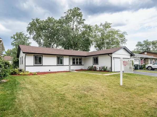 72 Braemar Dr, Elk Grove Village, IL 60007