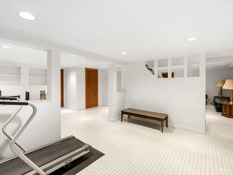 535 Summit St — Photo 28