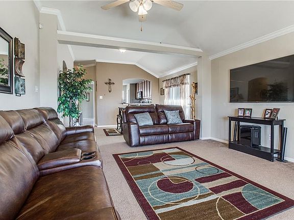 5th image of 228 Carriage Dr