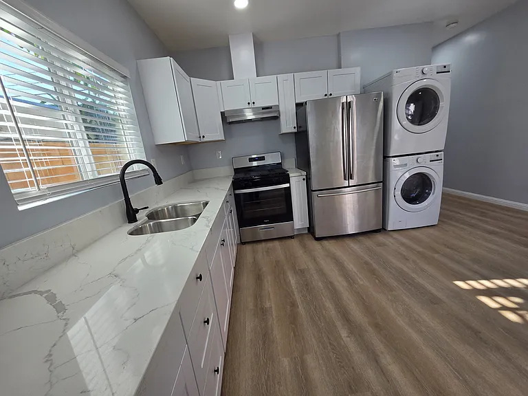 1715 W 64th St #1/4 — Photo 2