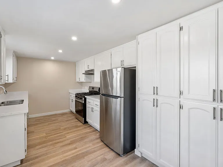 5220 Traffic Way #6 — Photo 5